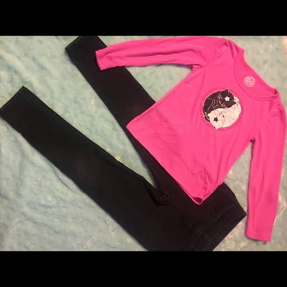 Pink pullover with front pockets - Size 5-6 - Picture 2 of 5